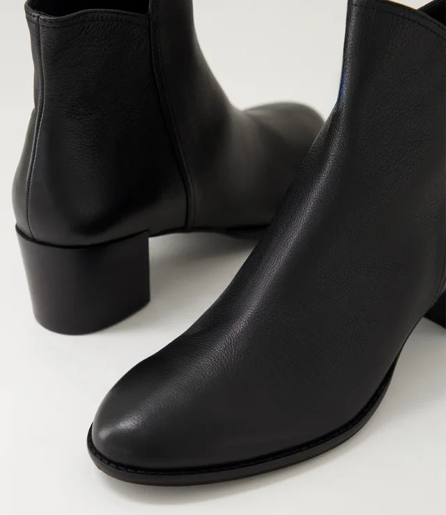 Django & Juliette Mockas Black